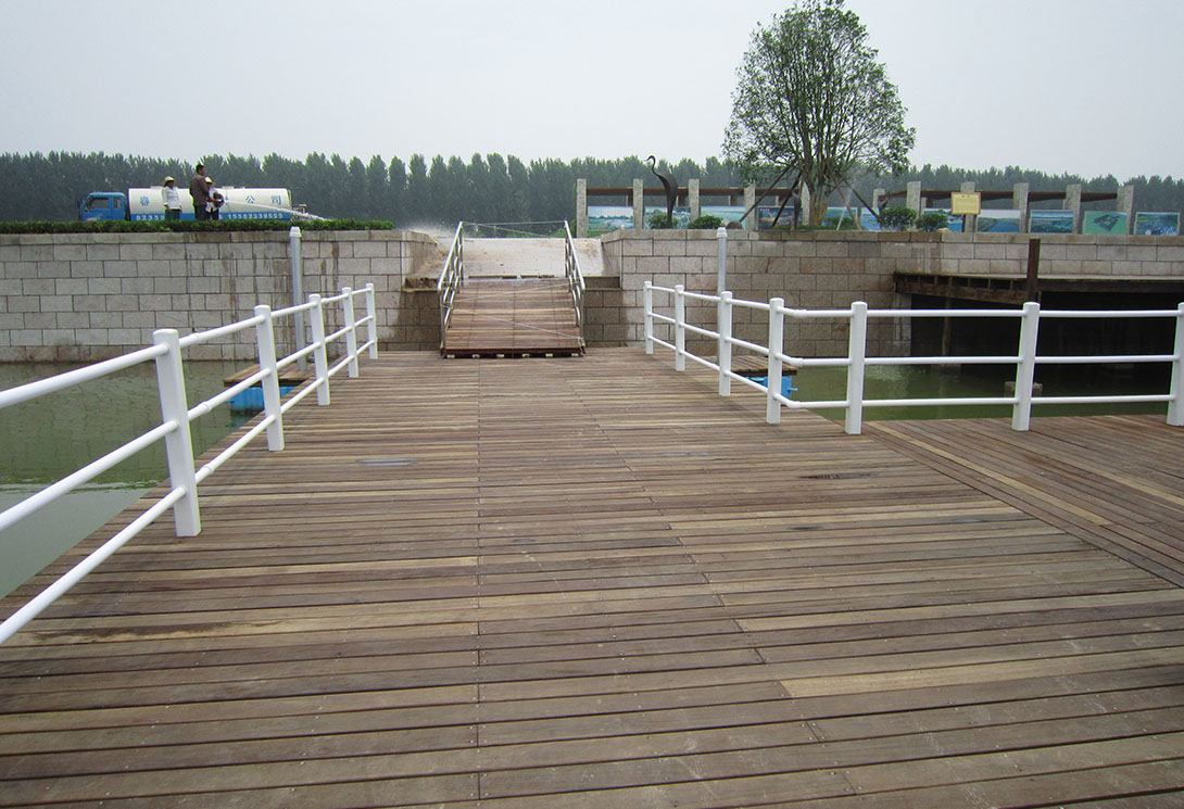 QihuaWeishan Lake Wetland Park Water Golf Cart Floating Bridge