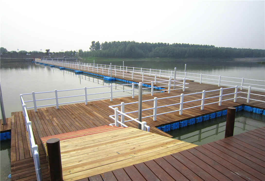 山东微山湖湿地公园水上高尔夫电瓶车浮桥