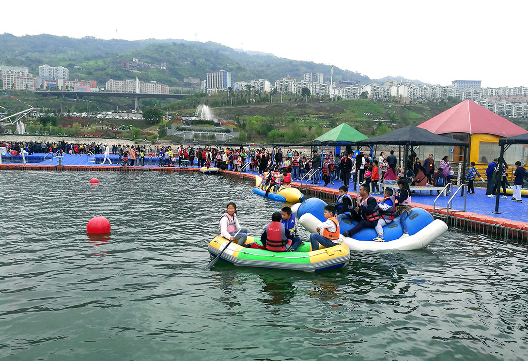 云南绥江县金沙江水上漂浮大型综合游乐园