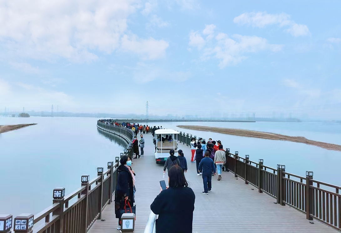 国内首座采煤塌陷区1.5公里大型车行文化浮桥