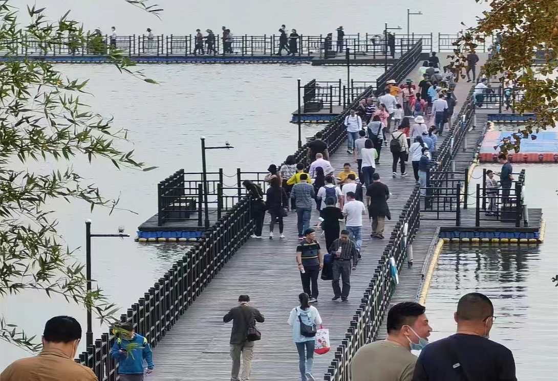 上海崇明区明珠湖公园500米大型浮桥
