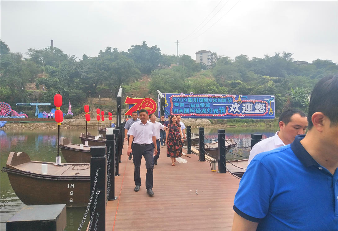 四川自贡市釜溪河恐龙灯光节水上舞台