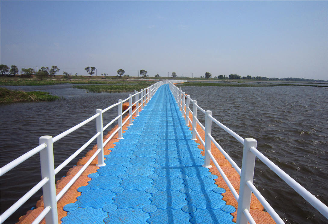 哈尔滨松花江民主湿地大型浮桥