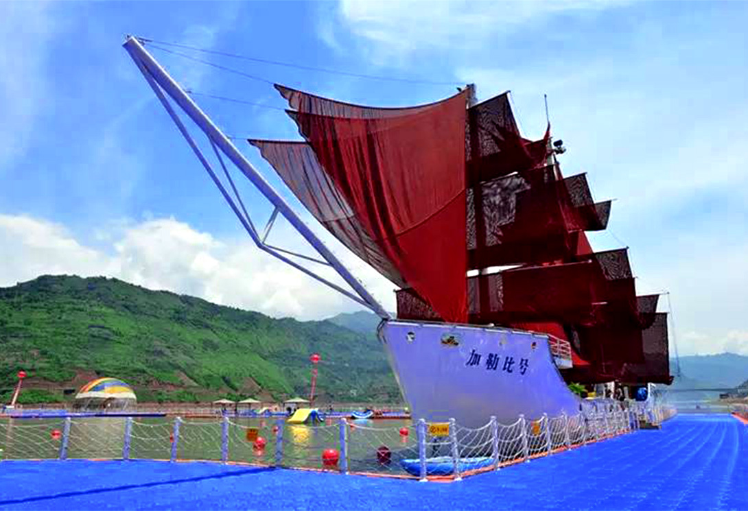 云南绥江县金沙江水上漂浮大型综合游乐园