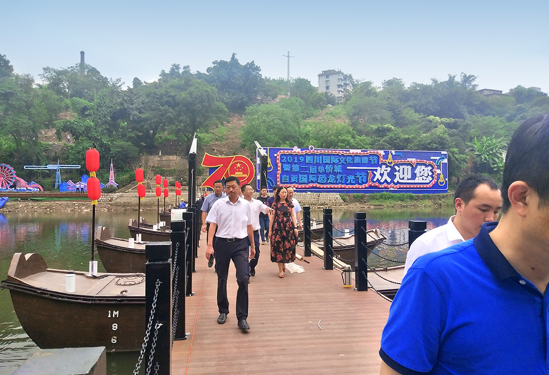四川自贡市金溪河恐龙灯光节