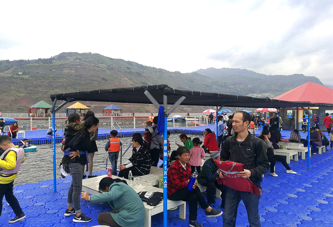 云南绥江县金沙江水上漂浮大型综合游乐园