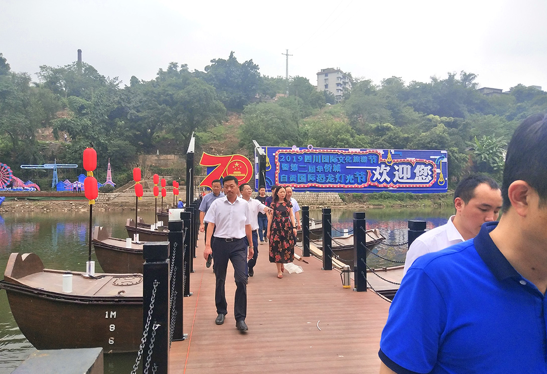 四川自贡市釜溪河恐龙灯光节水上舞台