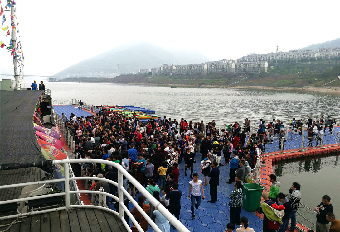 云南绥江县金沙江水上漂浮大型综合游乐园