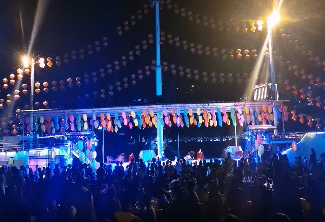 云南绥江县金沙江水上漂浮大型综合游乐园