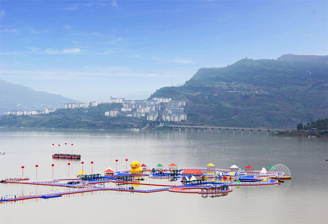 云南绥江县金沙江水上漂浮大型综合游乐园