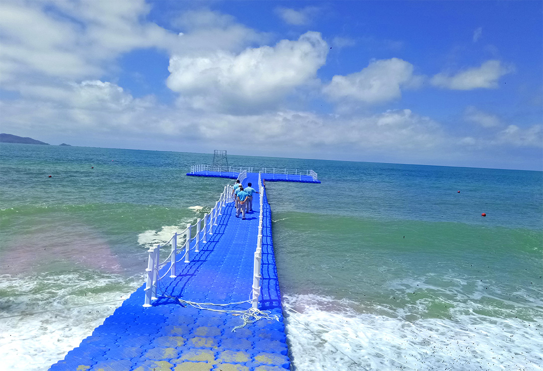 三亚海军基地海上漂浮游泳训练场