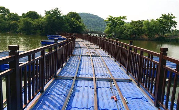 浙江湘湖水上浮桥施工现场