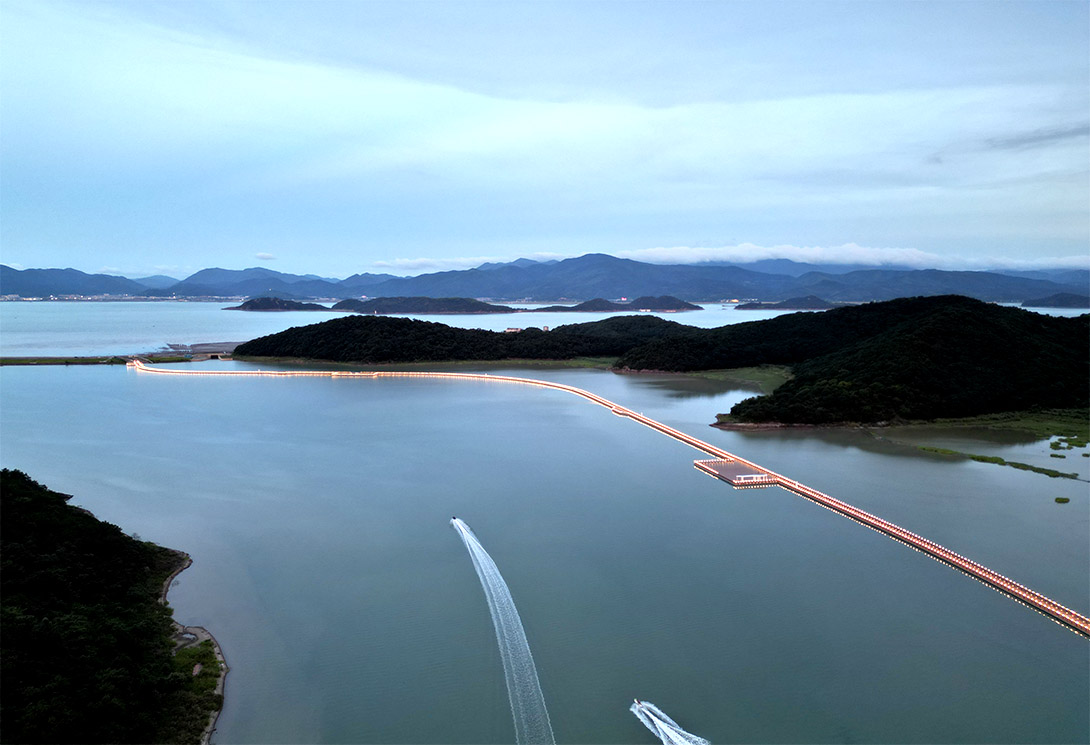 宁波海上2703.51米新一代行浸式车行景观浮桥