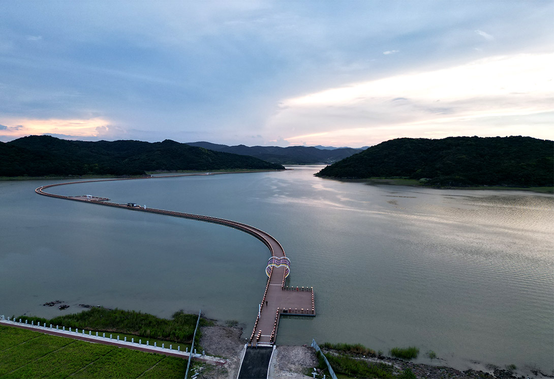 宁波海上2703.51米新一代行浸式车行景观浮桥