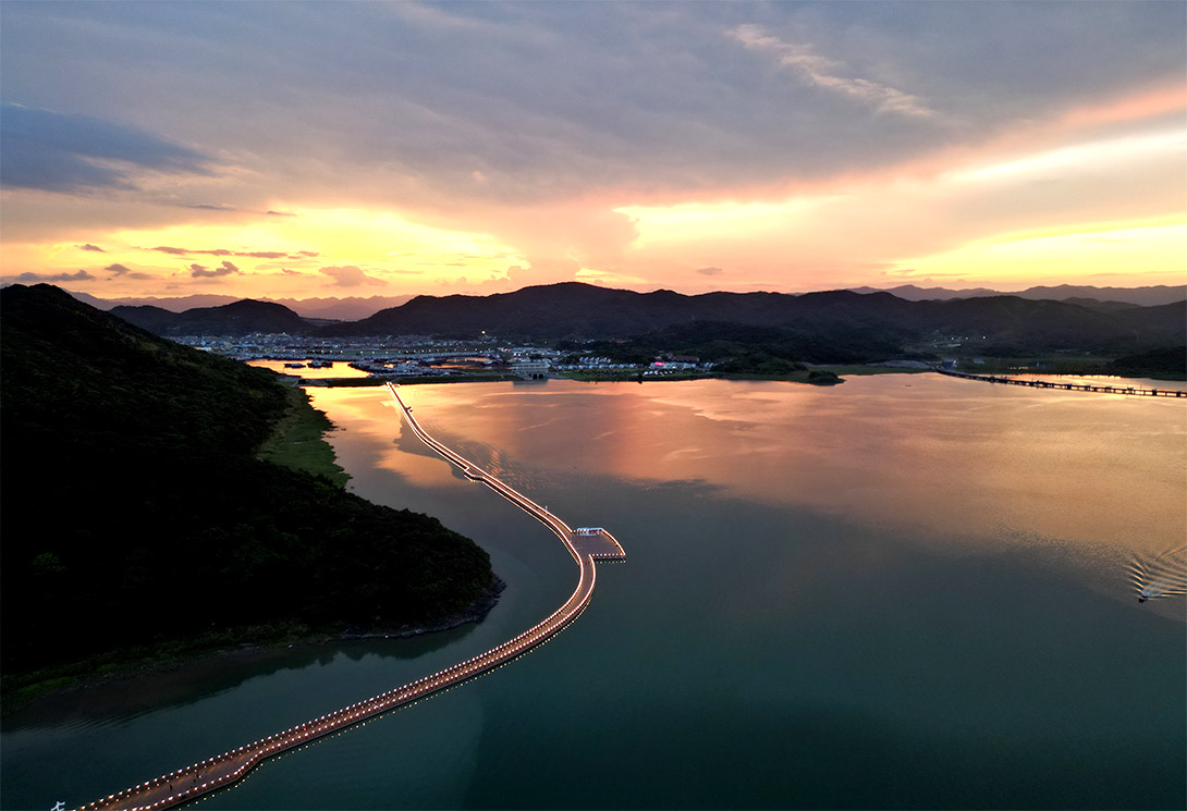 宁波海上2703.51米新一代行浸式车行景观浮桥