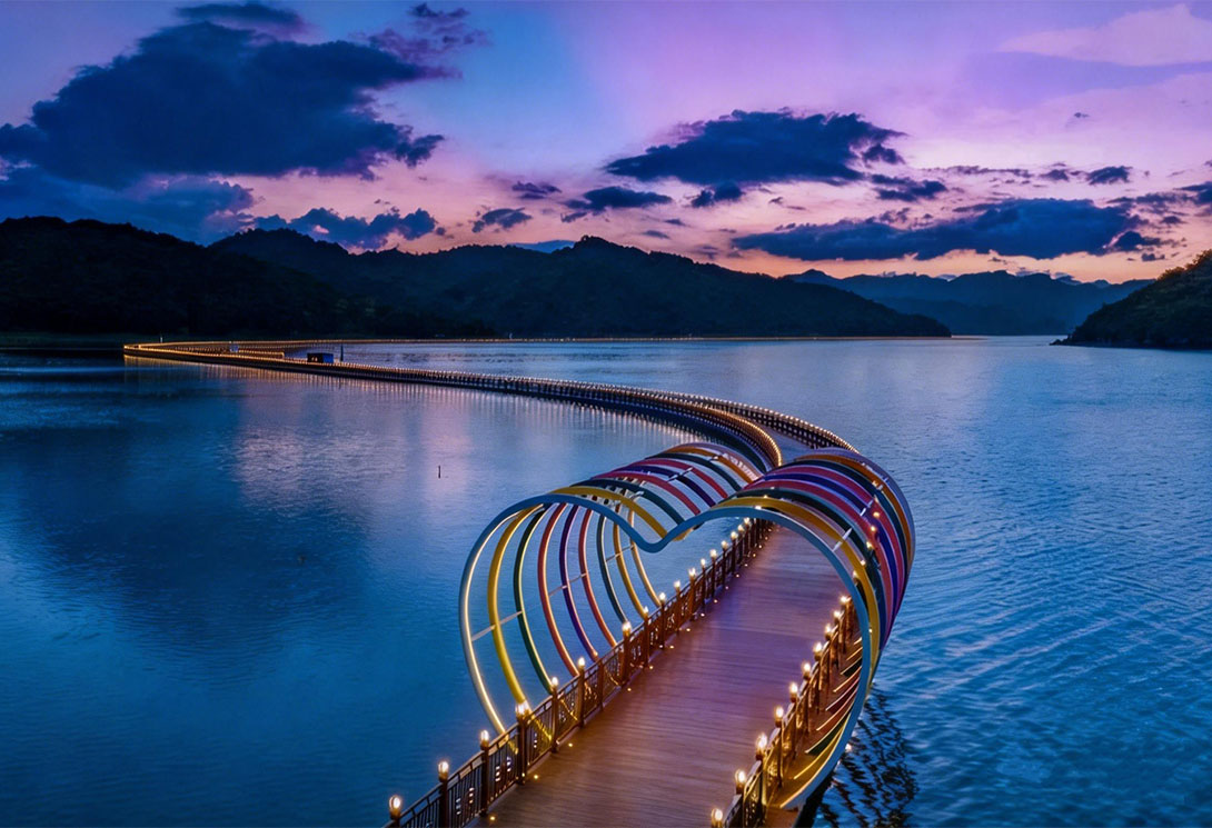 宁波海上2703.51米新一代行浸式车行景观浮桥