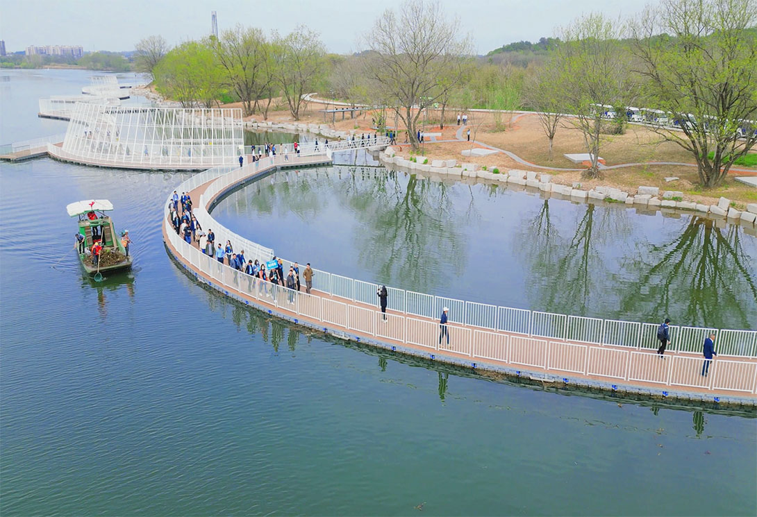 人民日报报道|国内首座水上蹦床主题景观浮桥