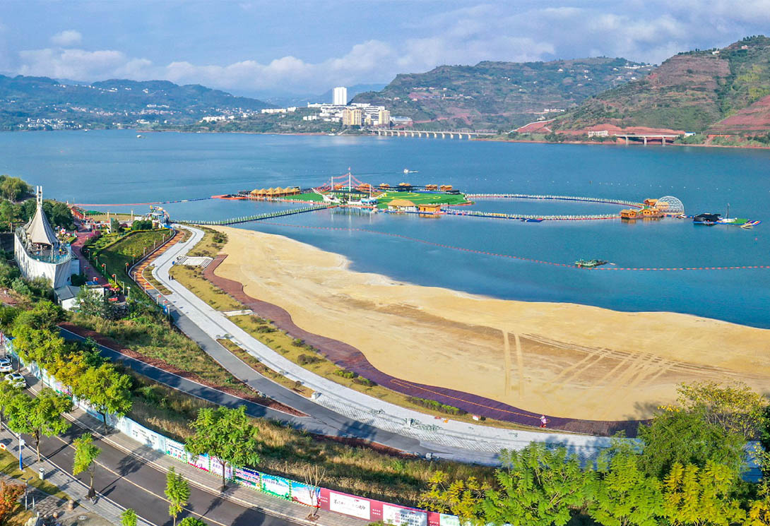 云南绥江县金沙江水上漂浮大型综合游乐园