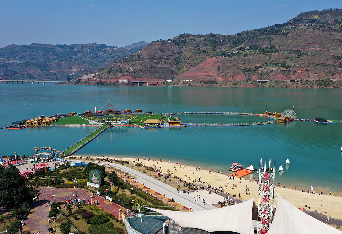 云南绥江县金沙江水上漂浮大型综合游乐园