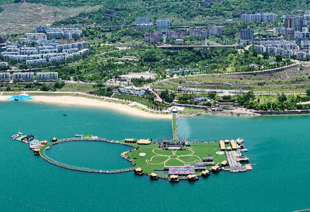 云南绥江县金沙江水上漂浮大型综合游乐园