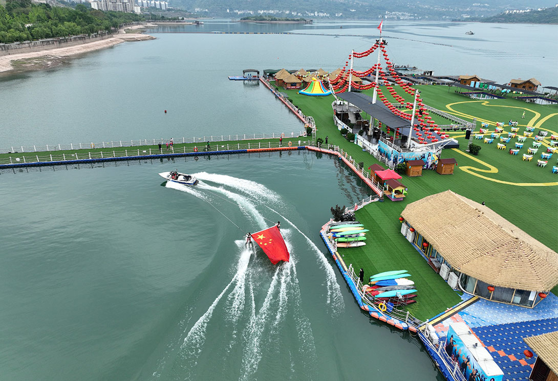 云南绥江县金沙江水上漂浮大型综合游乐园