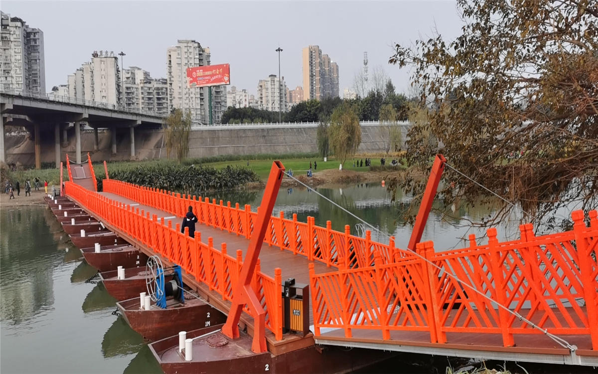 四川南充 "黄金江岸"江上大型钢结构浮桥和拱桥